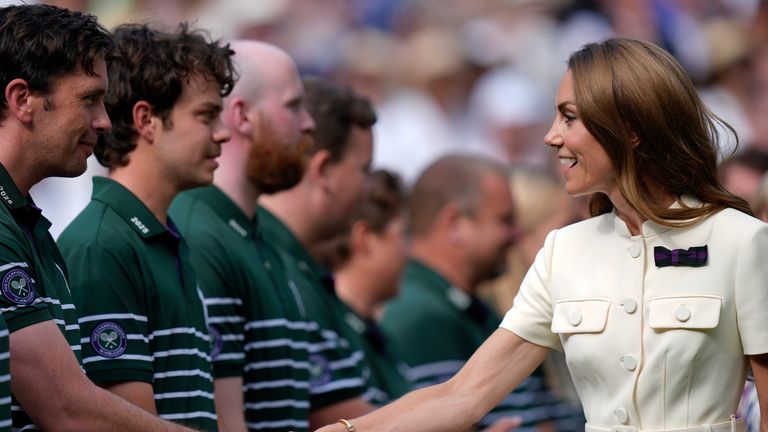 Princezna z Walesu hovoří se zaměstnanci Wimbledonu na Center Court po posledním pólu dámských singlů: PA 