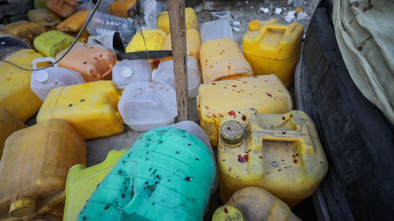 Krevní skvrny jsou pozorovány na nádobách v bodě sběru vody. Pic: Reuters