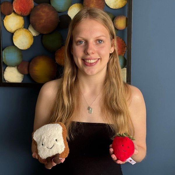 Jenny Alvey, 19, z Nottinghamu drží dva hračky žellycat