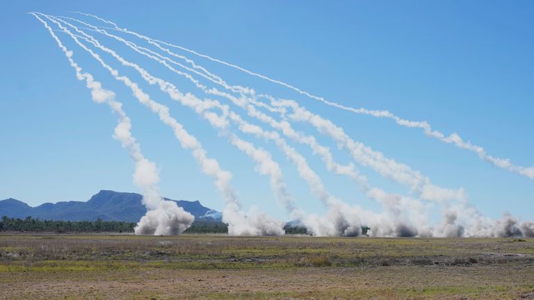 Rakety jsou vypuštěny z raketového systému s vysokou mobilitou během cvičení Talisman Saber 2025, největší australské válečné bojové vrtáky v oblasti Shoalwater Bay, poblíž Rockhamptonu v Austrálii, pondělí, 14. července 2025. (AP Photo/Rick Rycroft)