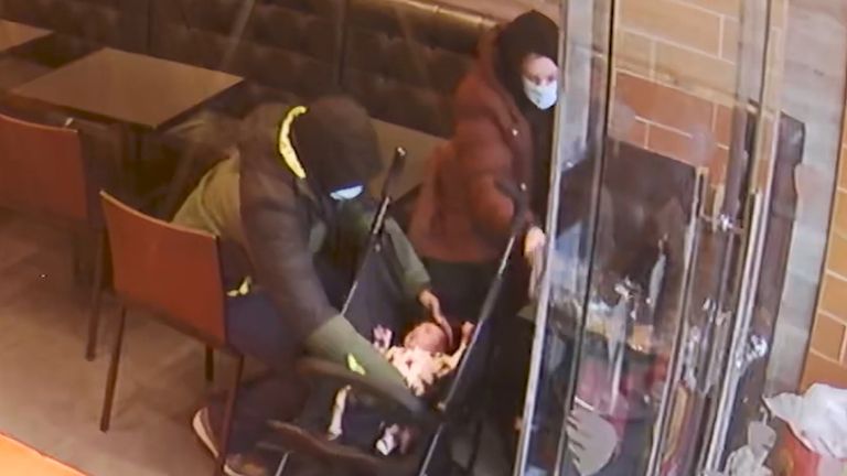 CCTV záběry Constance Marten, Mark Gordon a Baby Victoria v německém obchodě Kebab na East Ham.  Pic: Pa