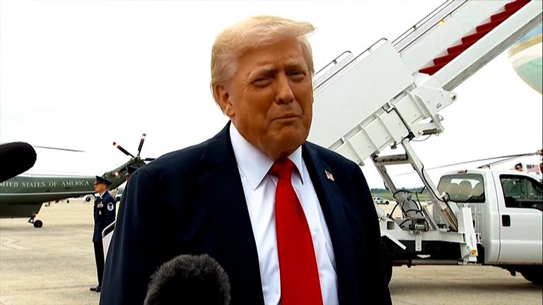 Trump řekl, že posílání raket protivzdušné obrany na Ukrajinu bylo nutné, protože Putin "Mluví pěkně, ale pak večer všechny bomba".