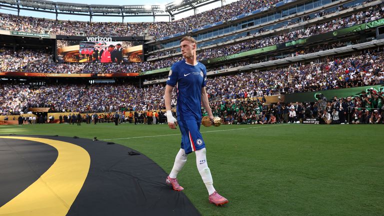 Chelsea's Cole Palmer drží trofej Golden Ball jako nejlepší hráč turnaje. Pic: Reuters