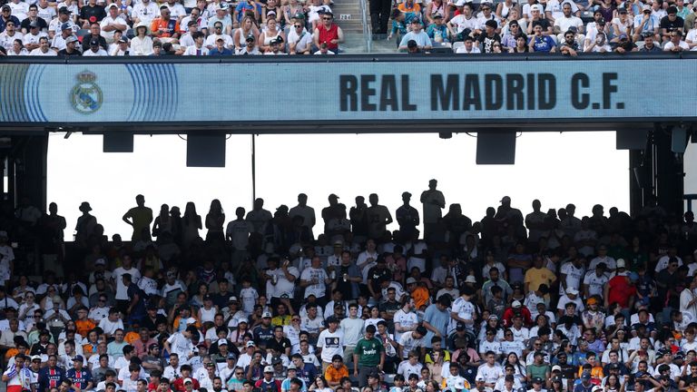 Fanoušci v semifinále mezi Paříží Saint-Germain a Real Madrid. Pic: Reuters