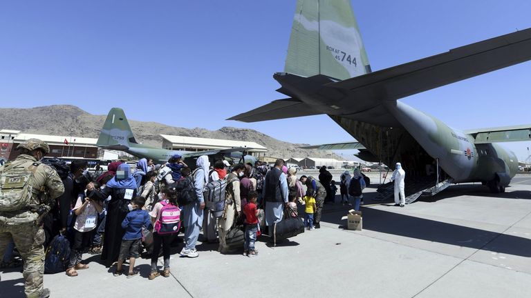 Afghánští spolupracovníci a jejich rodiny nastupují na letišti v jihokorejském letectvu C-130J na letišti v Kábulu během evakuační operace. Obrázek: Jihokorejské ministerstvo obrany/Zuma Press Wire/Shutterstock