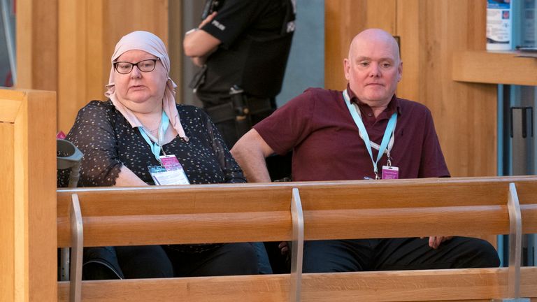 Fiona a Ian Inglis, rodiče zesnulé Claire Inglis, který byl zavražděn jejím urážlivým přítelem Christopherem McGowanem v jejím domě v Stirlingu v listopadu 2021, sedí ve veřejné galerii během otázek prvního minstera (FMQ) ve skotském parlamentu v Holyrood v Edinburghu. Datum obrázku: Čtvrtek 26. října 2023.