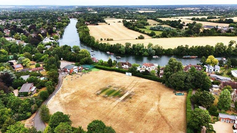 Sušené pole obklopuje hřiště v Maidenhead a Bray Cricket Club, Bray, Berkshire.  Pic: Pa