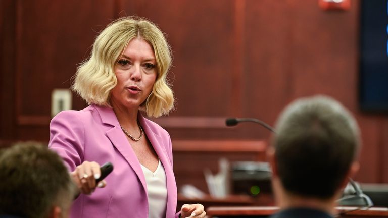 Ashley Whitham, právnička pro obranu, předkládá její úvodní argumenty při soudním řízení o vraždě pro James Craig, obviněné ze zabití jeho manželky