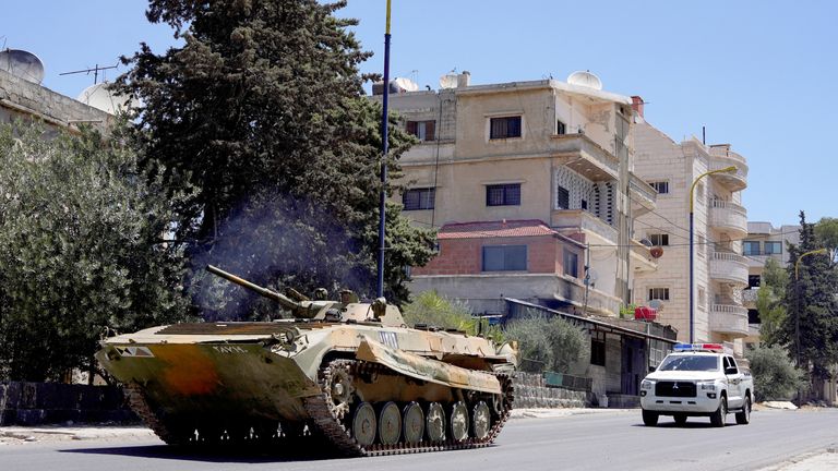 Vojenské vozidlo jede po ulici po střetech mezi syrskými jednotkami a bojovníky Druze.  Pic: Reuters