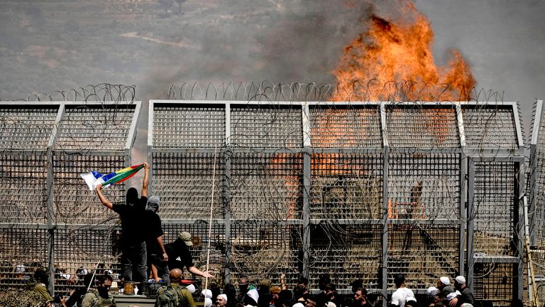 Druze ze Sýrie a Izraele protestuje proti izraelsko-syrské hranici, v Majdal Shams v izraelsko-kontrolovaných Golan Heights.  Pic: Ap