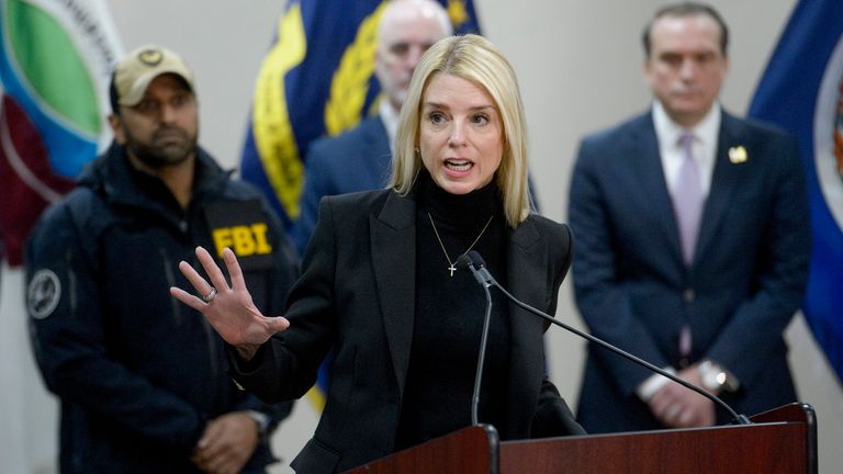 Generální prokurátor Pam Bondi hovoří o 24letém vůdce gangu MS-13, který byl v operaci zatčen pracovní skupinou Virginia Homeland Security.  Pic: Ap
