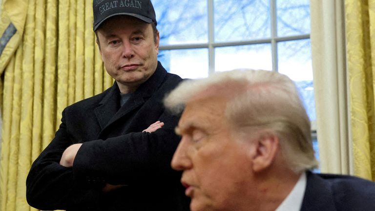 Fotografie souboru: Elon Musk naslouchá americkému prezidentovi Donaldovi Trumpa v oválné kanceláři Bílého domu ve Washingtonu, DC, USA, 11. února 2025. Reuters/Kevin Lamarque/File Photo