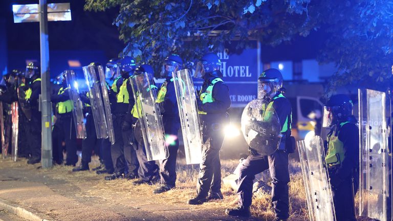 Ozbrojená policie mimo hotel v Eppingu, který se používá k uprchlíkům. Pic: Uknip