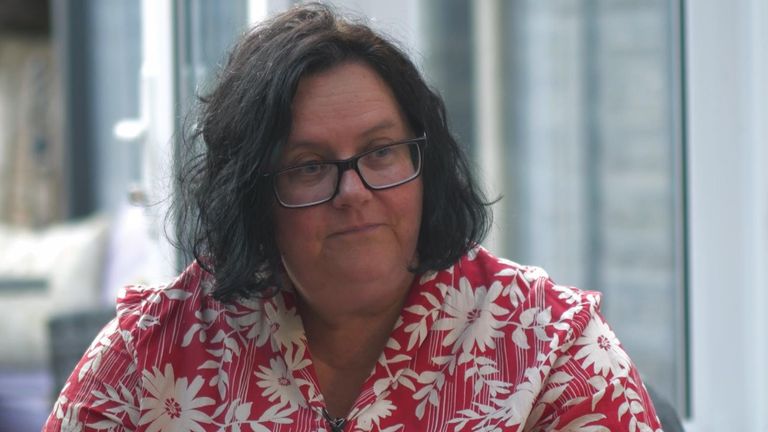Juliet Shardlow, jejíž matka sub-post-postmistres Patricia Owen, která byla v roce 1998 odsouzena za krádež