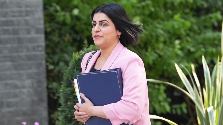 Shabana Mahmood dorazí na Downing Street.  Pic: Pa