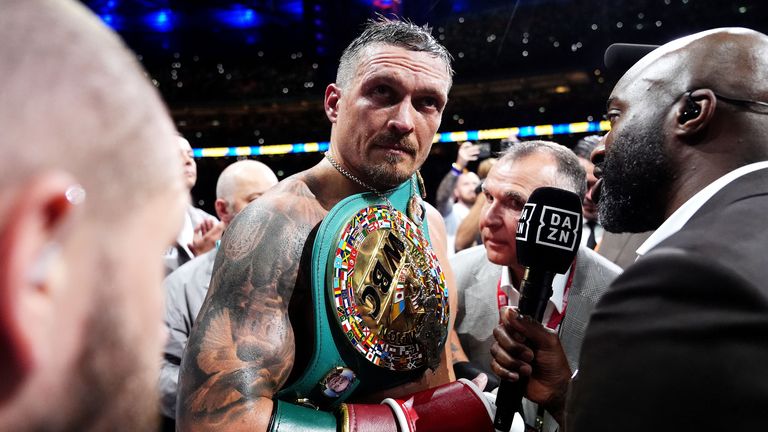 Oleksandru Usyk hovoří s médii v ringu poté, co srazil Daniel Dubois. Pic: Pa