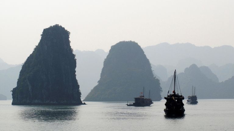 Turistické čluny plaví v zálivu Halong. Soubor Pic: Reuters