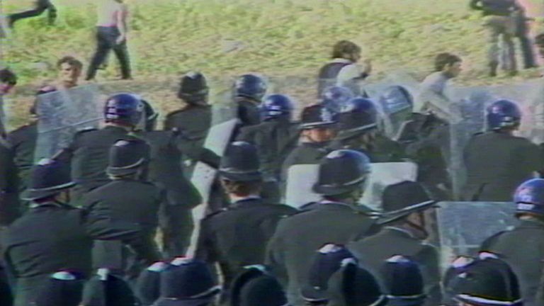 Policie použila obvinění z koně, nepokojné štíty a obušky proti hlídačům, i když někteří ustoupili