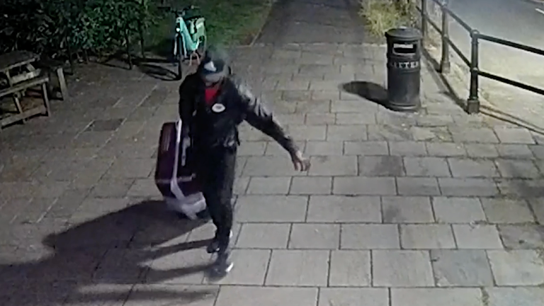 Yostin Mosquera bojuje s kufrem obsahujícím těla jeho obětí v Bristolu. Pic: Met Police