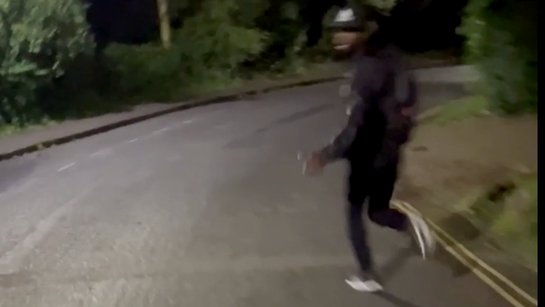 Yostin Mosquera utekl poté, co si kolemjdoucí všimli, že kufry uniknou krev. Pic: Met Police 