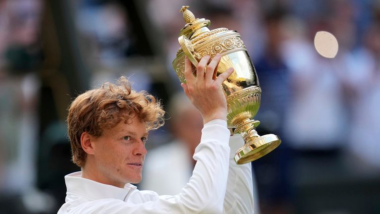 Jannik Sinner zvedne trofej Wimbledonu. Pic: Ap