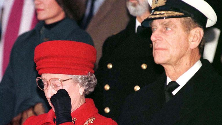 Královna Elizabeth II, s princem Philipem, otře slz během formální služby vyřazování z provozu pro královskou jachtu. Pic: Reuters