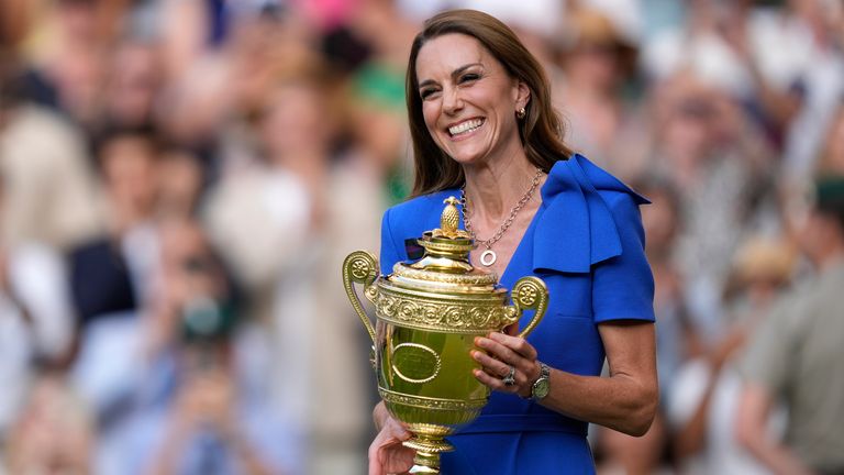Catherine, princezna z Walesu, před představením mužské trofeje Wimbledonu Jannikovi Sinnerovi. Pic: Pa