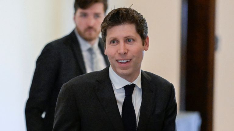 Sam Altman, generální ředitel společnosti Chatgpt Maker OpenAI, přichází na fórum Insight na bipartisanské umělé inteligenci (AI) pro všechny americké senátory pořádané vedoucím většiny Senátu Chuck Schumer (D-NY) v americkém Capitolu ve Washingtonu, USA, 13. září 2023. Reuters/Craig Hudson.