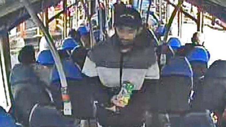 CCTV záběry Habibur Masum v autobuse, než zaútočil na svou manželku Kulsumu Akter. Obrázek: Policie West Yorkshire / PA