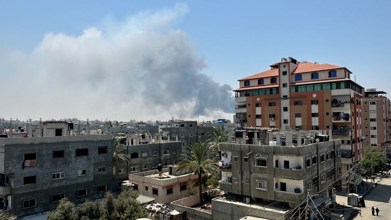 Během izraelských úderů uprostřed izraelské vojenské operace v Deir al-Balah stoupá kouř.  Pic: Reuters