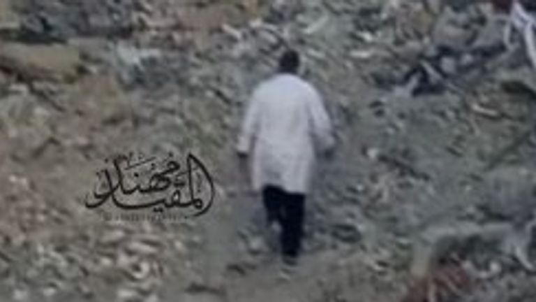 Předpokládá se, že se jedná o jednu z posledních fotografií pořízených dr. Hussama Abu Safiya předtím, než byl zadržen, kráčel směrem k izraelským tankům