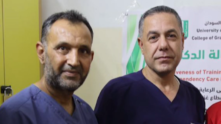 Dr. Hussam Abu Safiya se svými kolegy. Obrázek: Dr. Eid Sabbah, nemocnice Kamal Adwan  