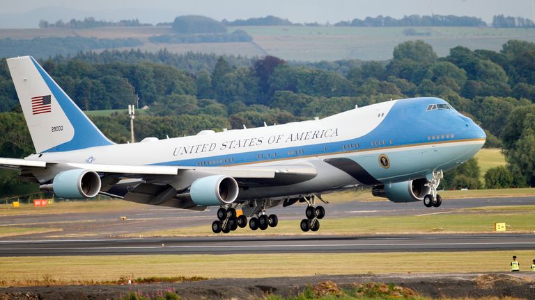 Air Force One s americkým prezidentem Donaldem Trumpem a první dámou Melania Trump přistane na letišti Prestwick, Skotsko, pátek 13. července 2018. Tru