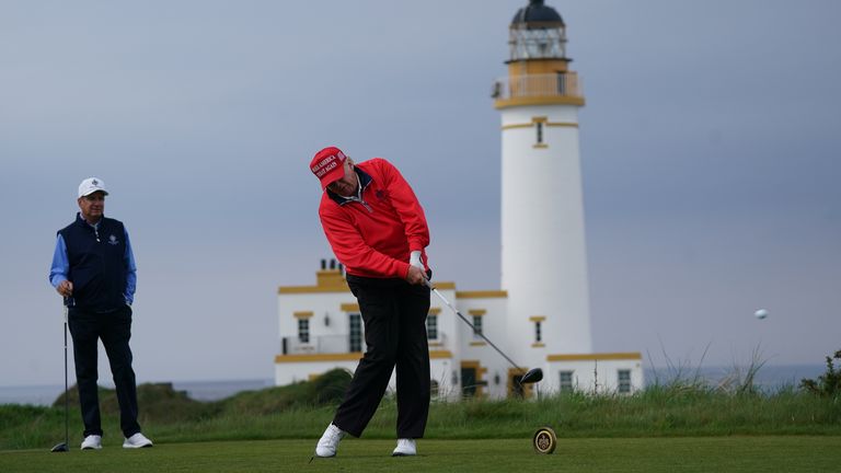 Bývalý americký prezident Donald Trump hraje golf na svém hřišti Trump Turnberry v South Ayrshire během jeho návštěvy ve Velké Británii. Datum obrázku: Wedn
