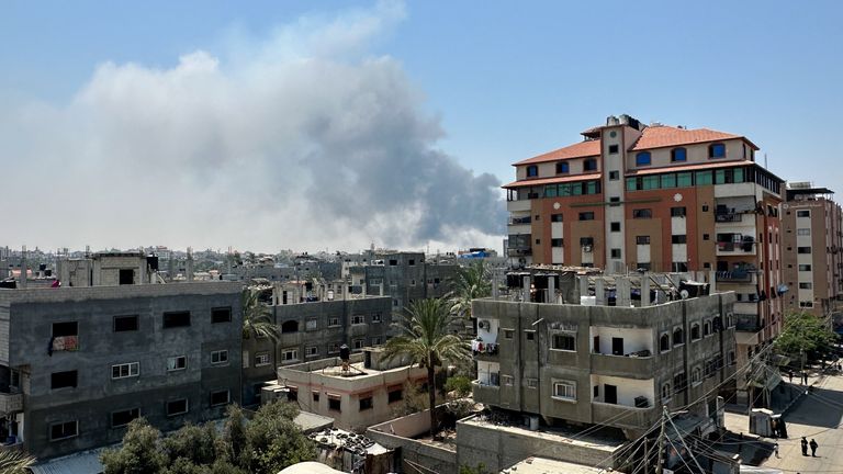 Během izraelských úderů uprostřed izraelské vojenské operace v Deir al-Balah stoupá kouř.  Pic: Reuters