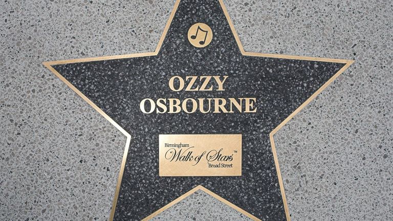 Hvězda Ozzy Osbourne, když je uveden do „Birminghamské procházky hvězd“ na Broad Street v centru Birminghamu.