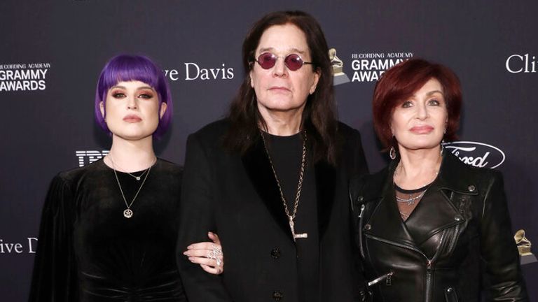 Kelly Osbourne, zleva, Ozzy Osbourne a Sharon Osbourne v roce 2020. Obrázek: AP
