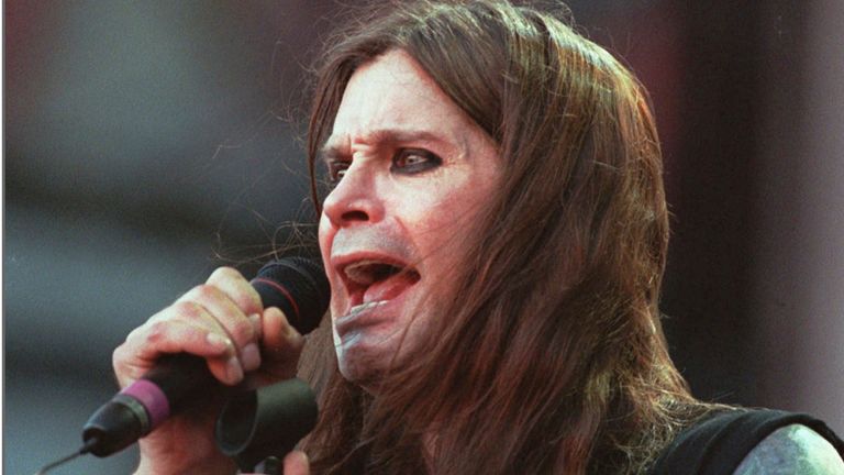 SOUBOR - V této fotografii z 15. června 1997 vystupuje Ozzy Osbourne s Black Sabbath během koncertu OzzFest v Meadowlands ve východním Rutherfordu, NJ (AP Photo/Bill Kostroun, soubor)