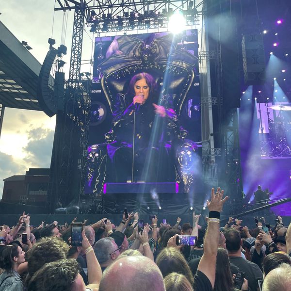Osbourne je vidět na obrazovce, když vystupuje na rozloučené show Black Sabbath s názvem "Zpět na začátek"ve Villa Park. Pic: Reuters