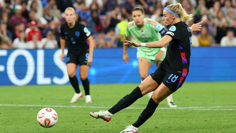 Chloe Kerry bere trest, který vyhrál Anglii zápas. Pic: Ap