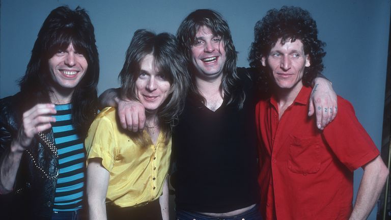 Ozzy Osbourne (druhý zpravo) s vánici bandmates Ozz Rudy Sarzo, Randy Rhoads a Tommy Aldridge v roce 1981