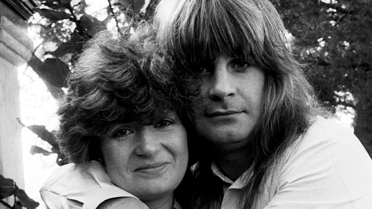 Rockový hudebník Ozzy Osbourne přijme jeho snoubenec, Sharon Arden, v Los Angeles, CA., 21. prosince 1981. (AP Photo/Douglas Pizac)