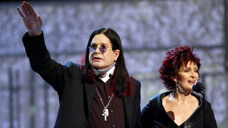 Ozzy Osbourne pozdraví dav se svou manželkou Sharon během 46. výroční ceny Grammy. Pic: Ap 