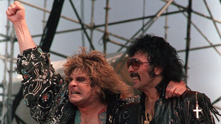 Ozzy Osbourne, vlevo a Tony Iommi z Black Sabbath vystoupí během koncertu Live Aid ve Philadelphii, Pa., 13. července 1985. Obrázek: AP 