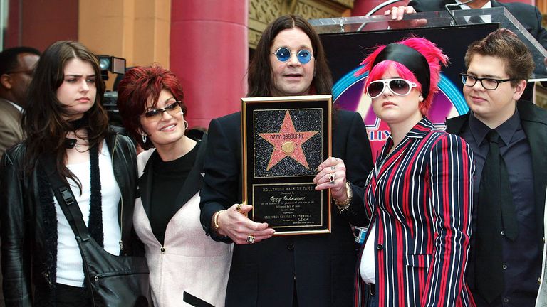 Ozzy Osbourne se připojil k jeho rodině, aby odhalil svou hvězdu na hollywoodské procházce slávy. (Ripley to věří nebo ne, Hollywood, Kalifornie) AP 