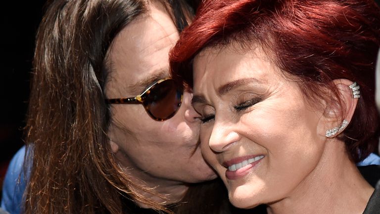 Ozzy Osbourne políbí svou manželku Sharon v květnu 2016. Obrázek: AP 