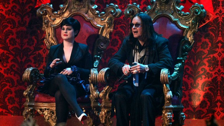 Kelly Osbourne a její otec Ozzy Osbourne na Brit Awards 2008 v Londýně, středa 20. února 2008. (AP Photo/Matt Dunham)