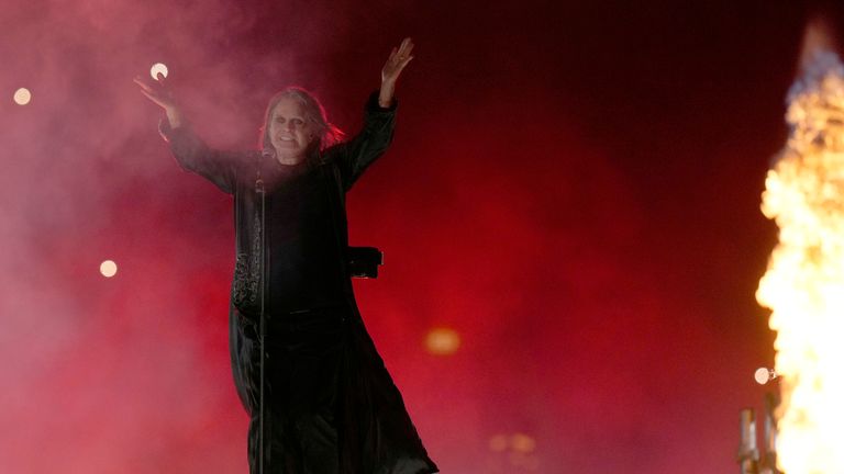 SOUBOR - Ozzy Osbourne vystupuje během slavnostního zavírání her Commonwealth Games na stadionu Alexander v Birminghamu v Anglii, pondělí 8. srpna 2022. (AP Photo/Alastair Grant, soubor)