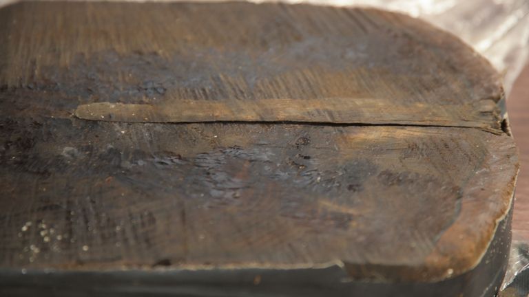 Fotografie nedatované podklady vydané archeologií Wessexu jednoho ze vzorků dřeva Sanday Wreck používané pro dendrochronologickou analýzu jako archa