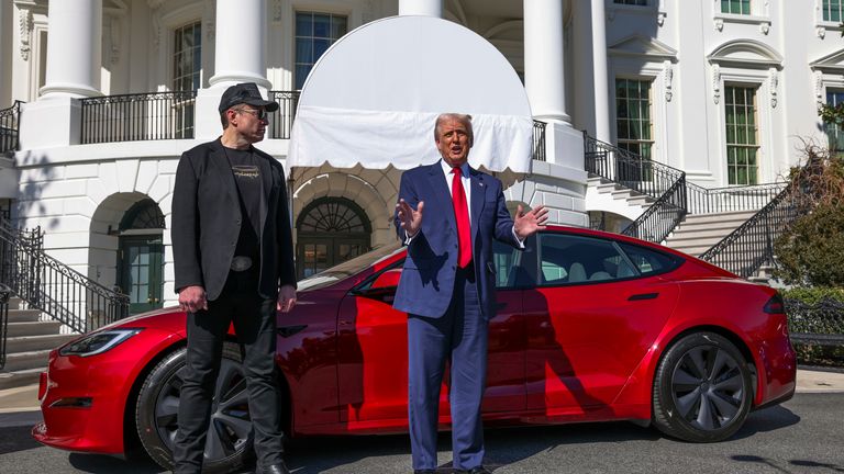 Prezident Trump a Elon Musk před červeným modelem S Tesla v březnu 2025. Kredit: AP